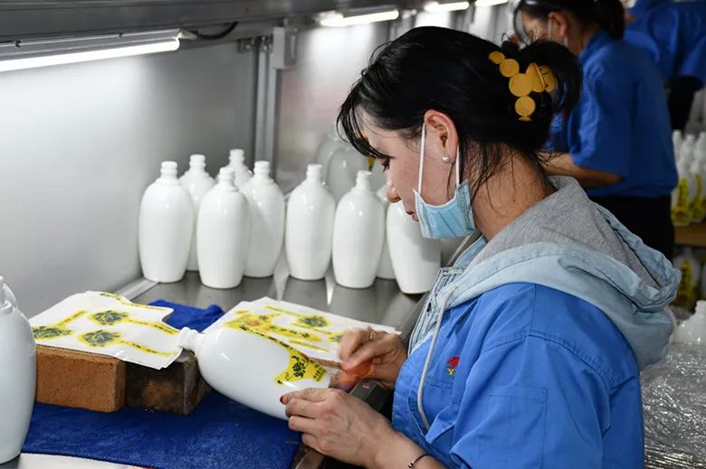 四师伊力特玻璃公司 让民族团结之花因文化交流而美丽绽放